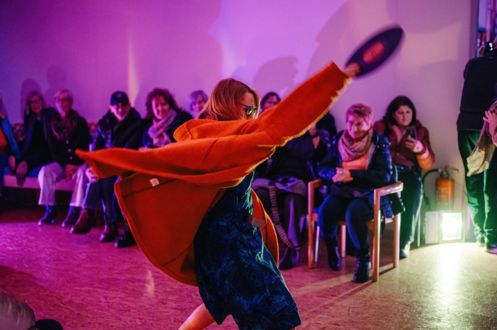 weibliches Model auf der Modenshow 2025 im Gebrauchtmöbelhaus Weilheim